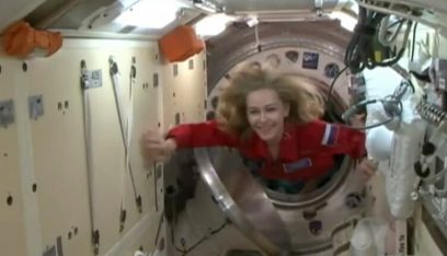 رائد فضاء يترك حجرته في المحطة الفضائية للممثلة يوليا بيريسيلد