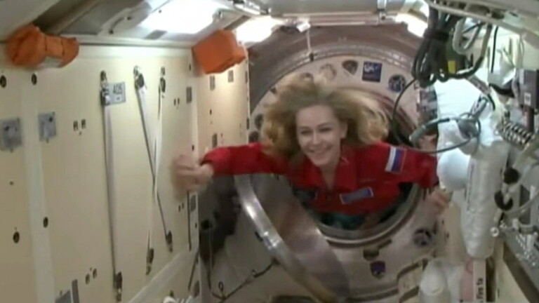 رائد فضاء يترك حجرته في المحطة الفضائية للممثلة يوليا بيريسيلد