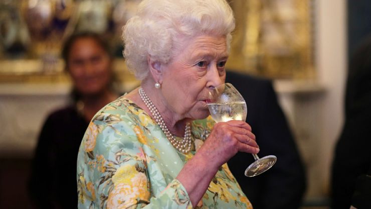 الملكة تتخلى عن تعاطي الكحول