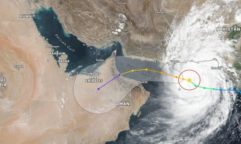 هيئة الطيران المدني العُماني: مركز إعصار شاهين يبعد 80 كلم عن مسقط