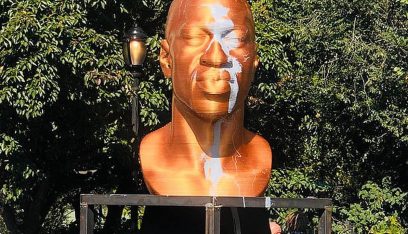 بالفيديو: مجهول يلطخ تمثال جورج فلويد بالطلاء!