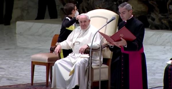 بالفيديو: طفل حاول الحصول على قلنسوة البابا فرنسيس… وهذه كانت النتيجة