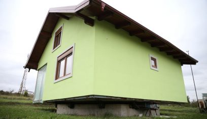 بالصور: رجل يبني لزوجته بيتاً دوّاراً!