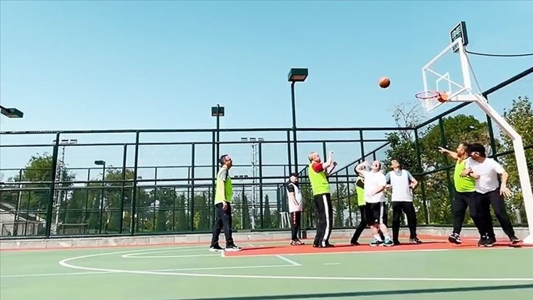 بالفيديو: اردوغان يلعب كرة السلة مع وزراء: في الحركة بركة!