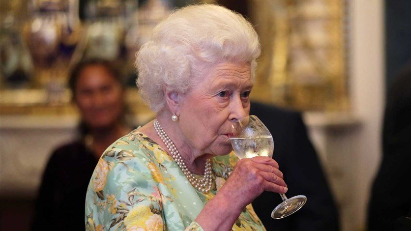 أطباء يمنعون الملكة إليزابيث من شرب الكحول.. حفاظاً على صحتها