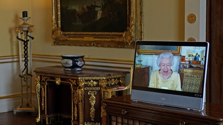 مبتسمة وترتدي فستانا أصفر…الملكة إليزابيث الثانية تعاود نشاطاتها الرسمية بعد نقاهة في المستشفى