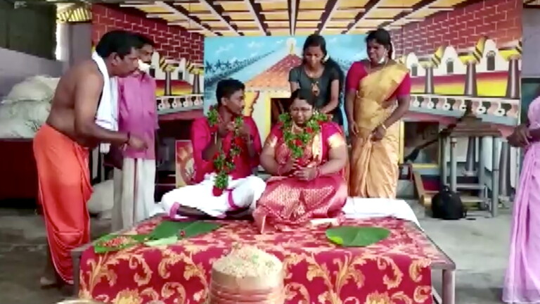 بالفيديو: هنديان يتوجهان لزفافهما بـ”قدر طعام”!