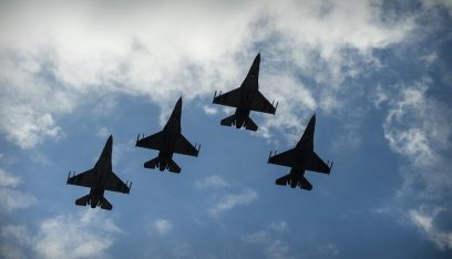 “فوربس”: واشنطن نقلت مقاتلات “إف 16” إلى أقرب مطار من روسيا