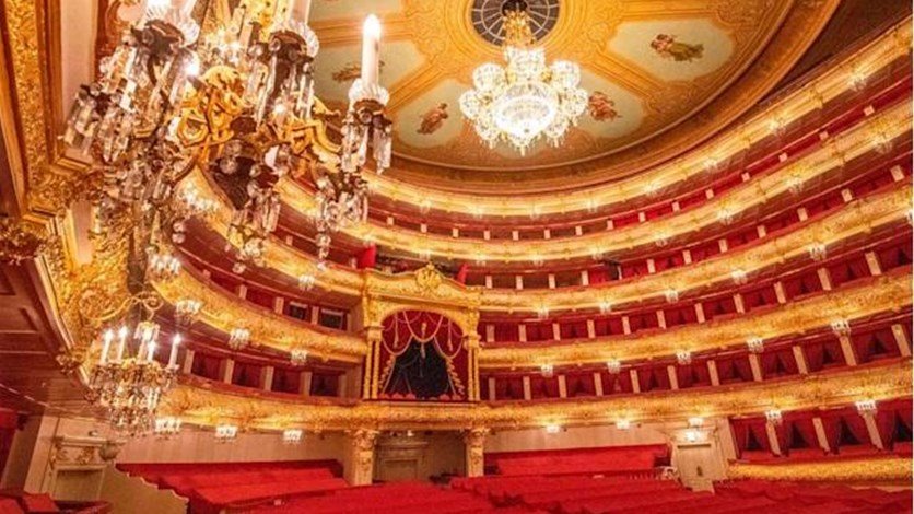 مقتل فنان روسي بطريقة مروعة بعد سقوط “الديكور” على خشبة المسرح!