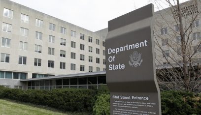 الخارجية الأميركية ترفض تأكيد بدء إجلاء عائلات الموظفين بسفاراتها في أوكرانيا