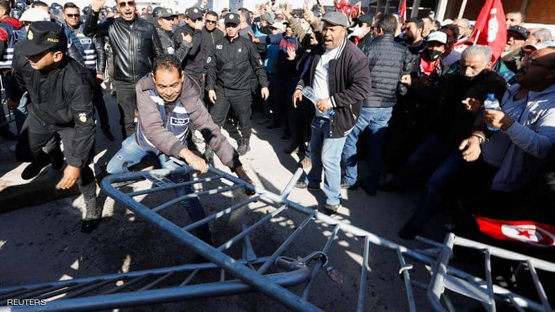 الأمن التونسي يتصدى لمحاولة اقتحام البرلمان