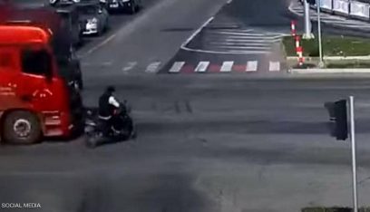بالفيديو: نجاة سائق دراجة نارية بأعجوبة من حادث رهيب