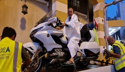 لأداء العمرة.. ستيني يسافر من القاهرة إلى مكة على دراجته النارية!