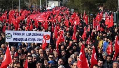 تظاهرات في إسطنبول تطالب الحكومة بالاستقالة غداة الهبوط الحاد بالليرة التركية
