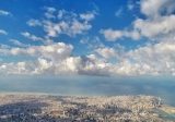 الطقس غدًا غائم جزئيًا مع احتمال أمطار خفيفة متفرقة