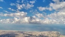 الطقس غدًا غائم جزئيًا مع ارتفاع بسيط بدرجات الحرارة ورياح ناشطة