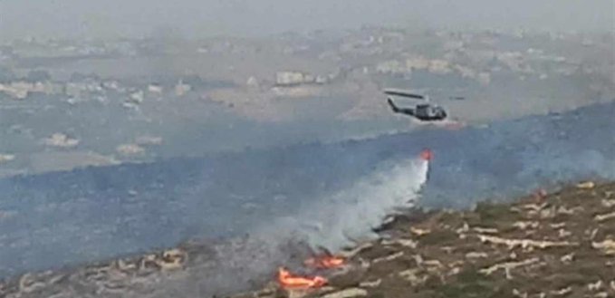 الجيش اللبناني: طوافتان تابعتان للقوات الجوية تشاركان في عمليات اهماد الحرائق المندلعة في منطقة بيت مري