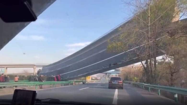 بالفيديو: انهيار جسر على طريق سريع في الصين!