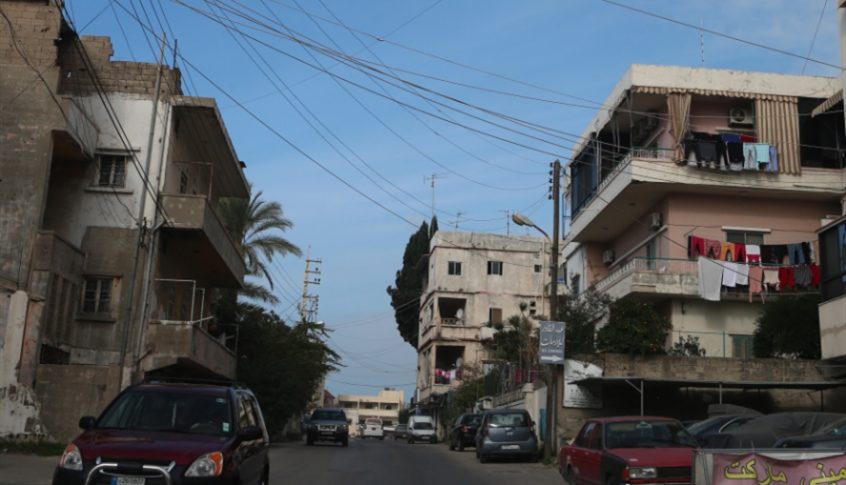 محتجون قطعوا طريق عبرا بحاويات النفايات المشتعلة احتجاجاً على تردي الاوضاع المعيشة