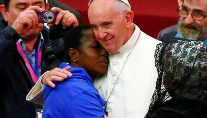 البابا يلتقي مهاجرين في جزيرة ليسبوس اليونانية