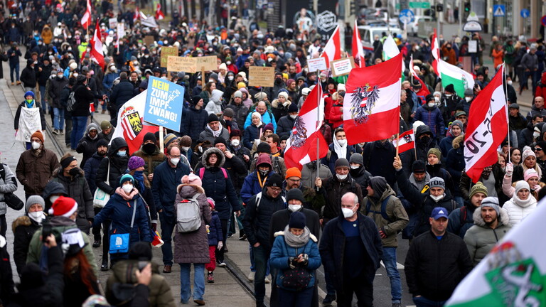 الآلاف يتظاهرون في فيينا احتجاجًا على قيود كورونا