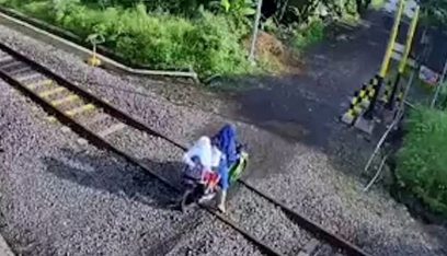 طفلان وامرأة ينجون بأعجوبة من عجلات قطار في اللحظة الأخيرة!