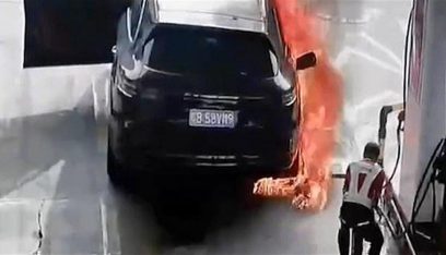 أشعل النار في سيارة بورش ولاذ بالفرار! (فيديو)