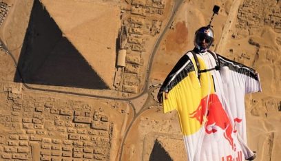 بالفيديو- مظلي فرنسي يُحلّق فوق الأهرامات للمرّة الأولى ويُلامس “خفرع”