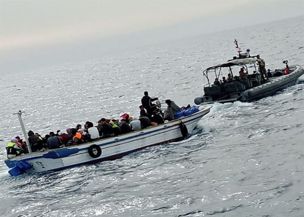 مهاجرون عكاريون عالقون في البحر يطلبون المساعدة