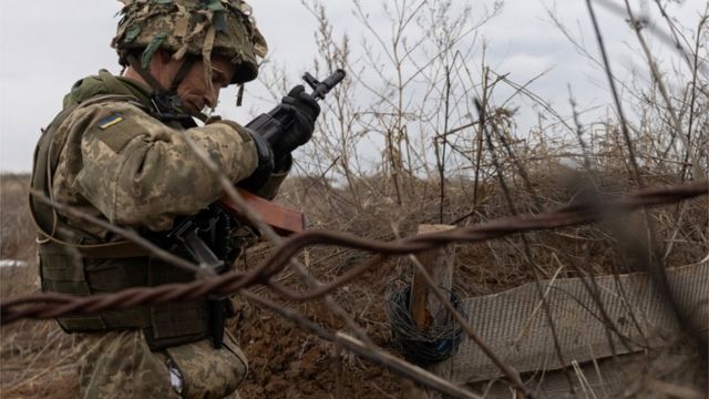 الأركان الأوكرانية: روسيا تواصل حشد قواتها في منطقتي تافريا ودونيتسك شرقي البلاد