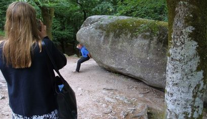 بالفيديو: صخرة عجيبة وزنها 132 طناً ويحركها أي شخص!