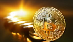 «بيتكوين» مستقرة قرب 64 ألف دولار