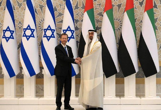 ظهور الرئيس الإسرائيلي راخياً لحيته في الإمارات يثير التساؤلات ويطلق التحليلات