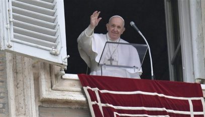 البابا فرنسيس “قلق” للوضع في أوكرانيا ويدعو الى صلاة من أجل السلام