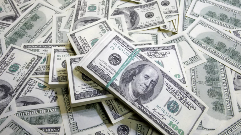 الدولار يهبط عن قمة الـ 100.. واليورو يرتفع