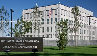 الخارجية الأميركية تبدأ إجلاء عائلات موظفي سفارتها في أوكرانيا