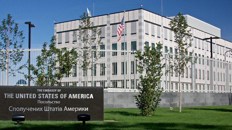“أ ف ب”: السفارة الأميركية في أوكرانيا تحضّ رعاياها على “التفكير في المغادرة الآن”