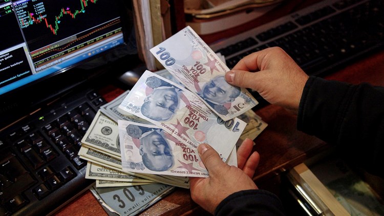الليرة التركية تتراجع إلى مستوى قياسي جديد مقابل الدولار