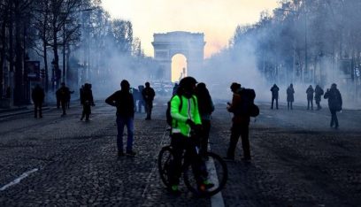 إطلاق قنابل الغاز لتفريق مسيرات بالعاصمة الفرنسية