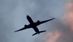 موقع FlightRadar24: اغلاق المجال الجوي الاماراتي