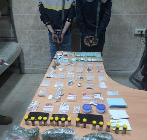 الجيش: توقيف مروج مخدرات في برج حمود وسوري في فرن الشباك لحيازتها