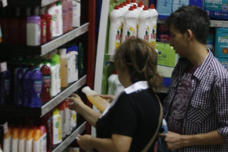 أسعار المواد الغذائية والخضار في لبنان إلى «الدولرة» بدءاً من غد