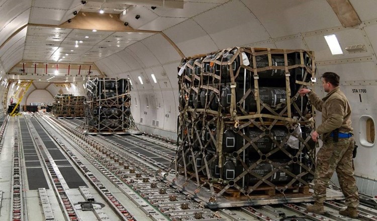 “أكسيوس” عن مسؤولين أميركيين: رفع القيود على شحنات قنابل 2000 رطل لإسرائيل سيكون سهلا بعد نهاية عملية رفح