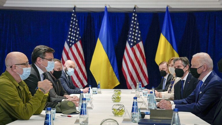 بايدن وبلينكن وأوستن اجتمعوا مع وزيري الخارجية والدفاع الأوكرانيين في بولندا
