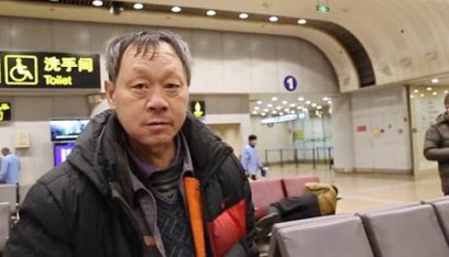 بالفيديو: صيني يعيش في مطار بكين منذ 14 عامًا!
