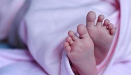 العثور على رضيعة ابنة ساعات داخل كيس في طرابلس