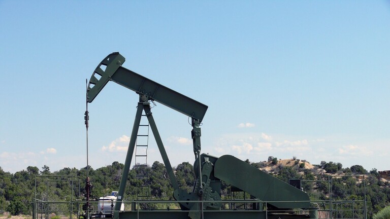 النفط يسجل أول مكسب أسبوعي بعد سلسلة انخفاضات