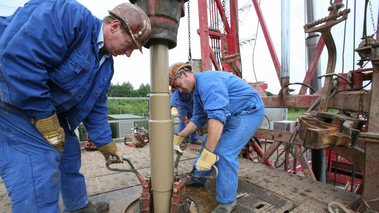 كازاخستان تخطط لخفض إنتاجها النفطي