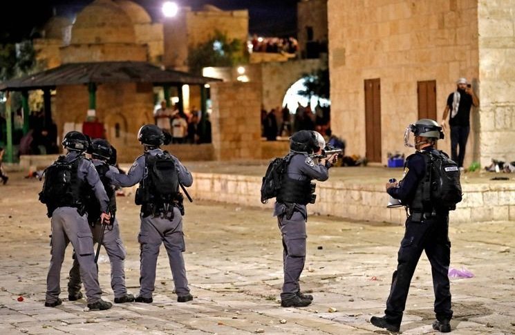 إذاعة جيش العدو الإسرائيلي: عشرات الملثمين يلقون زجاجات حارقة ويطلقون ألعابا نارية على الشرطة في القدس الشرقية