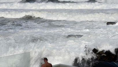 بالفيديو: أمواج ضخمة تجتاح سيدني وتصل الى المنازل!